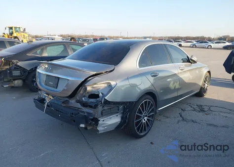 2016 Mercedes-Benz C 300 Luxury/Sport z USA, uszkodzony, nr VIN 55SWF4JBXGU144956